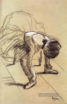 Tänzer Gesetzt den Schuhen meiner Schwester Impressionismus Ballett Tänzerin Edgar Degas Einstellung Ölgemälde